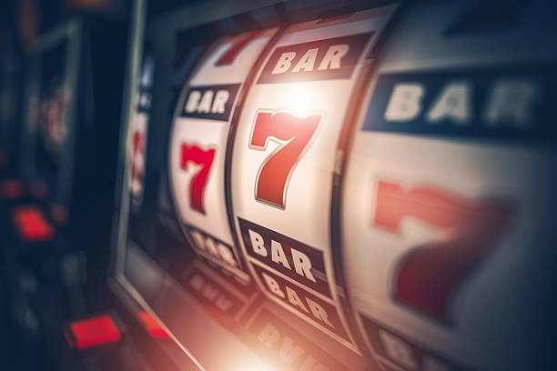 Antarmuka aplikasi fastfingers menampilkan meja live-dealer dan menu navigasi