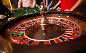 Dealer profesional fastfingers menyajikan kartu di meja baccarat live